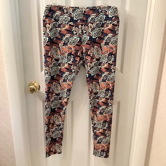 NEW LulaRoe Tall Curvy (TC) Leggings Multi Floral - Picture 3 of 9